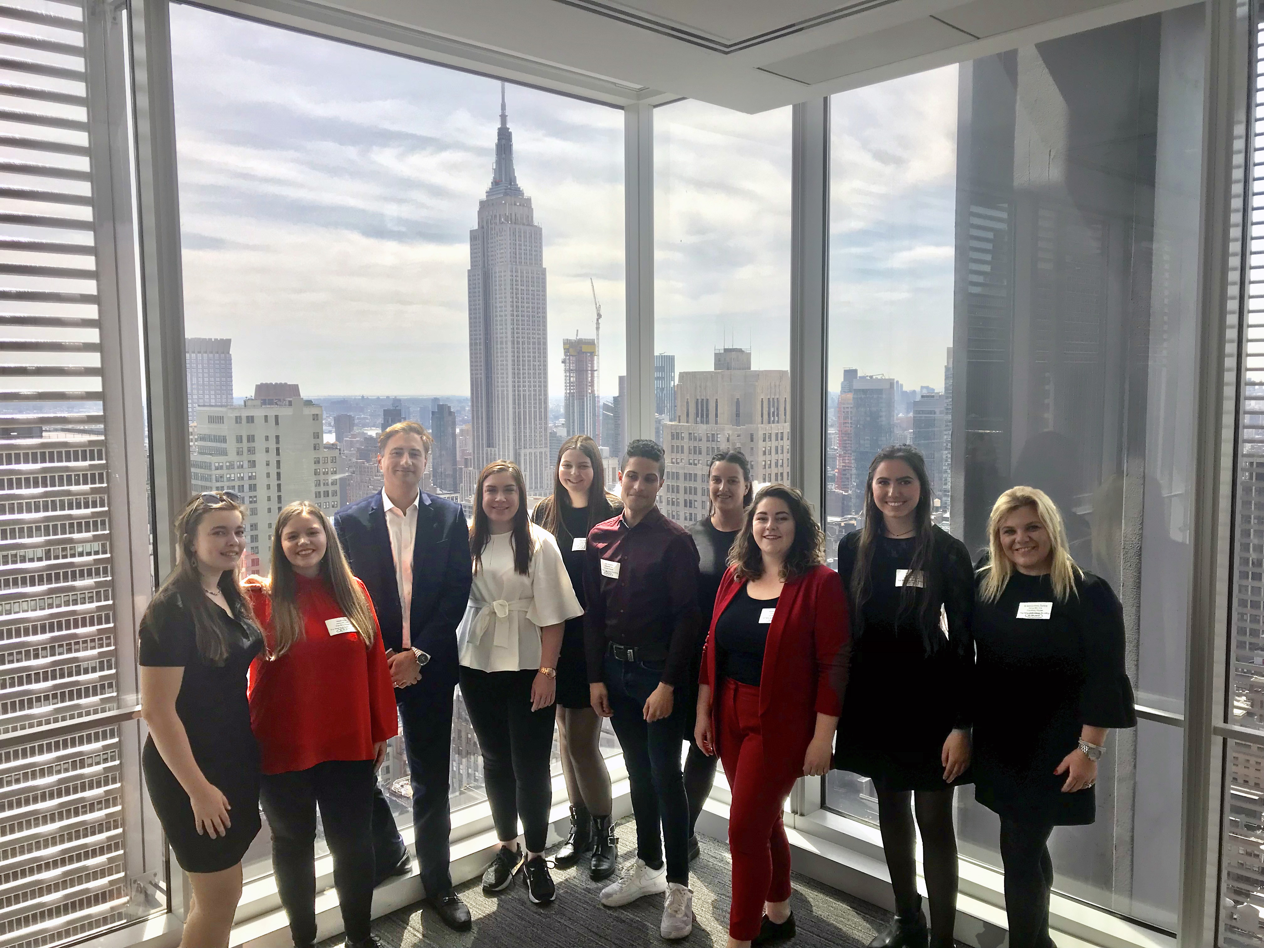 De delegatie van Hogeschool PXL onder leiding van lector Sandra Di Marcontonio (rechts op de foto) werd ontvangen door Nicolas Polet (derde van links) Acting Head of Delegation Flanders House